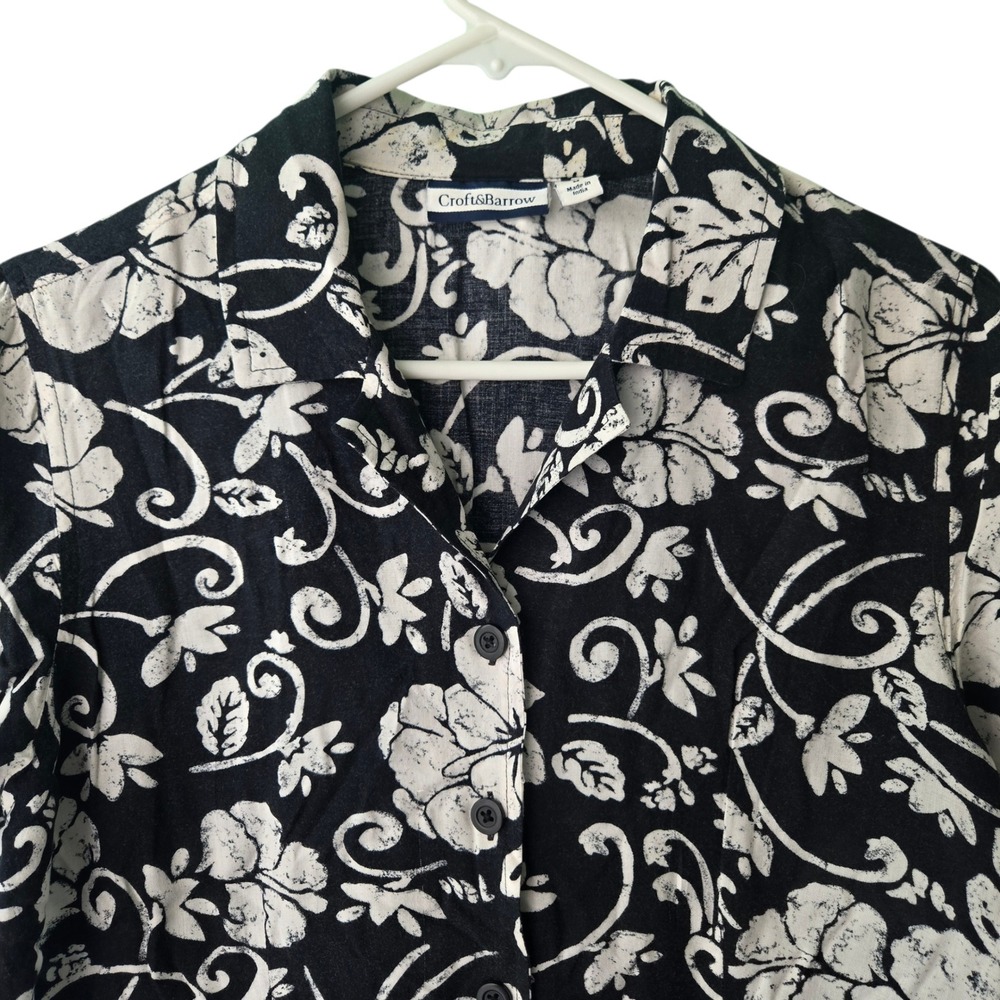 Croft & Barrow Womens Medium Black White Floral Hibiscus Rayon Button Up Shirt